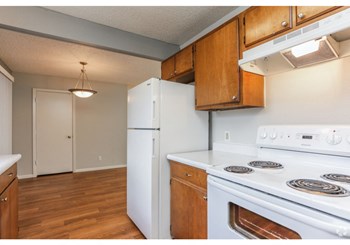 845 S Business IH-35 Studio-2 Beds Apartment for Rent - Photo Gallery 12