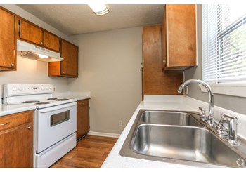 845 S Business IH-35 Studio-2 Beds Apartment for Rent - Photo Gallery 13