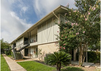 845 S Business IH-35 Studio-2 Beds Apartment for Rent - Photo Gallery 2