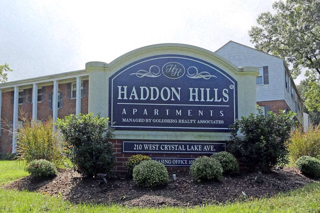 a sign for the headquarters apartments