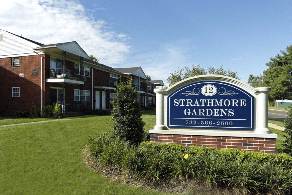 the sign in front of an apartment building