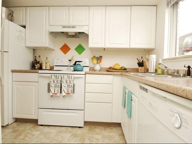 Spacious Kitchen in East Lansing Apartments near Michigan State University | Holiday Townhomes