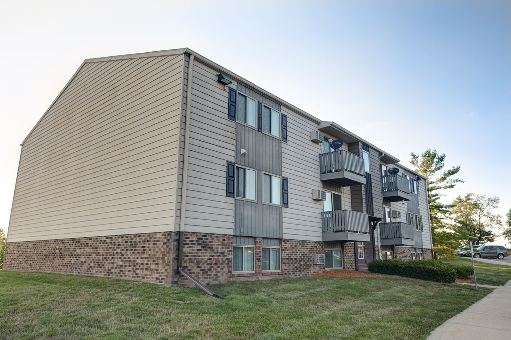Exterior at Mason Hills Apartments in Mason, MI