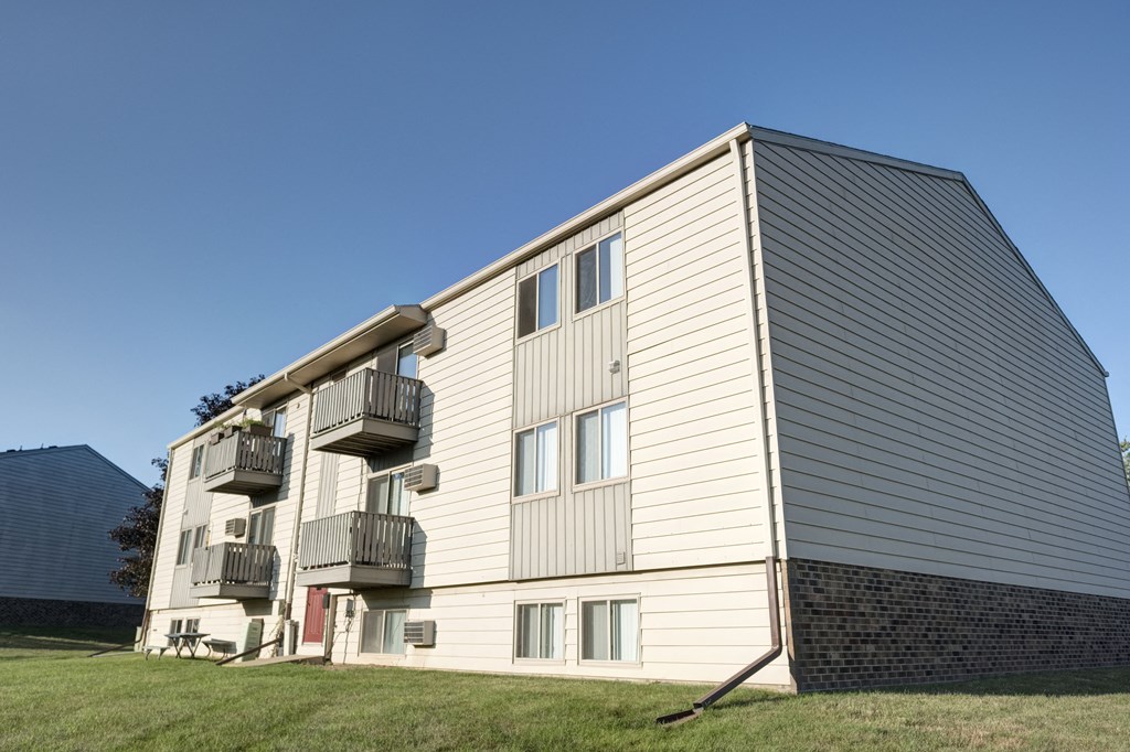 Exterior at Mason Hills Apartments in Mason, MI