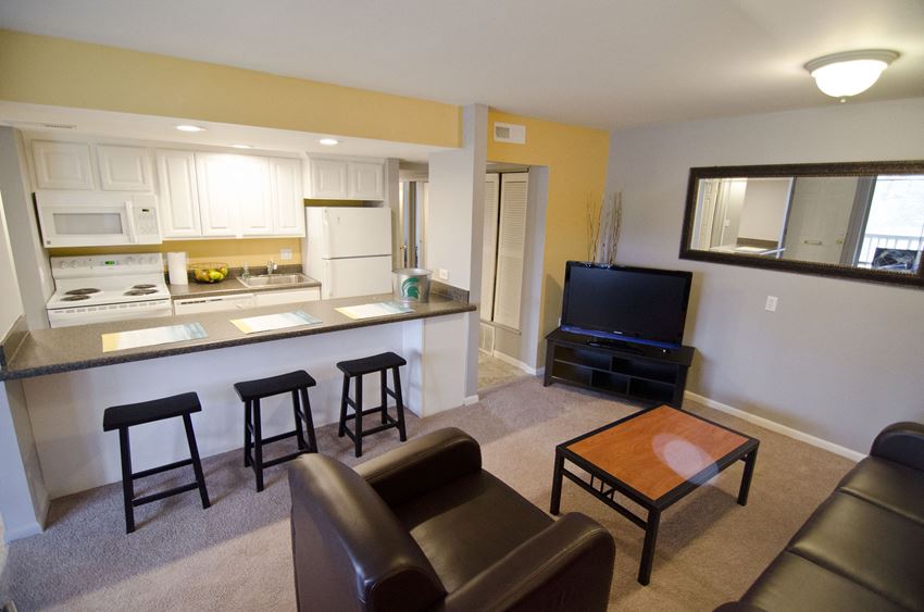 Campus Hill Apartments near Michigan State University - Photo Gallery 1