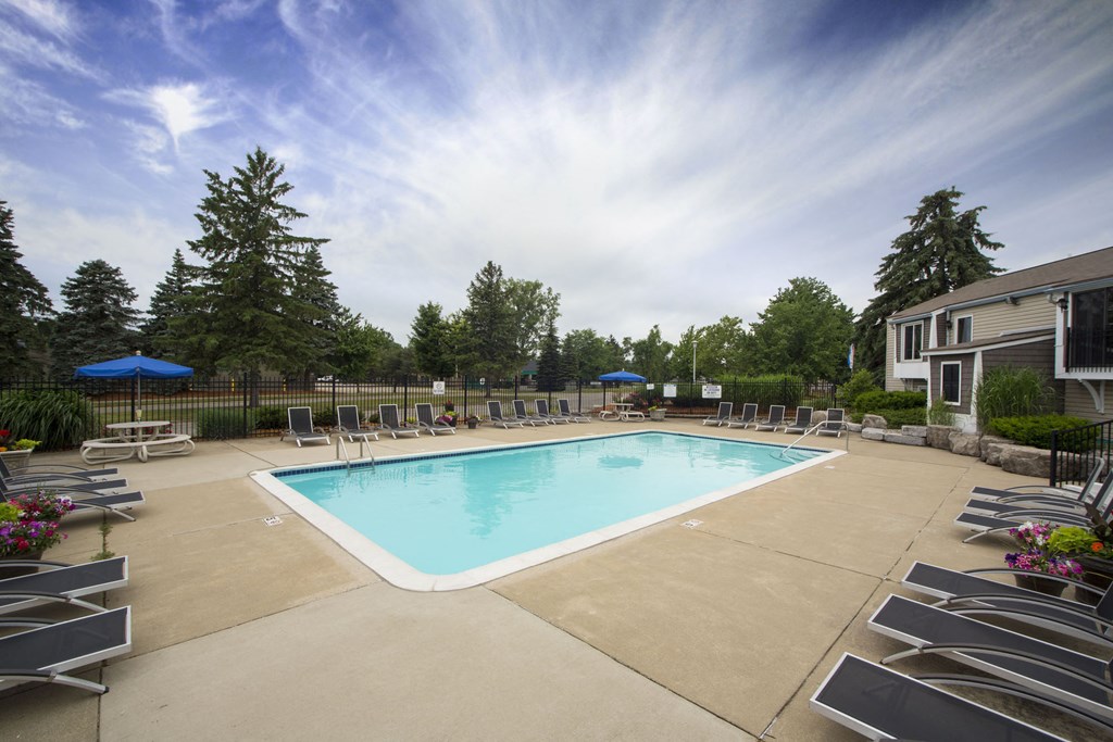 East Lansing Apartments | Carriage Hill East Apartments and Townhomes