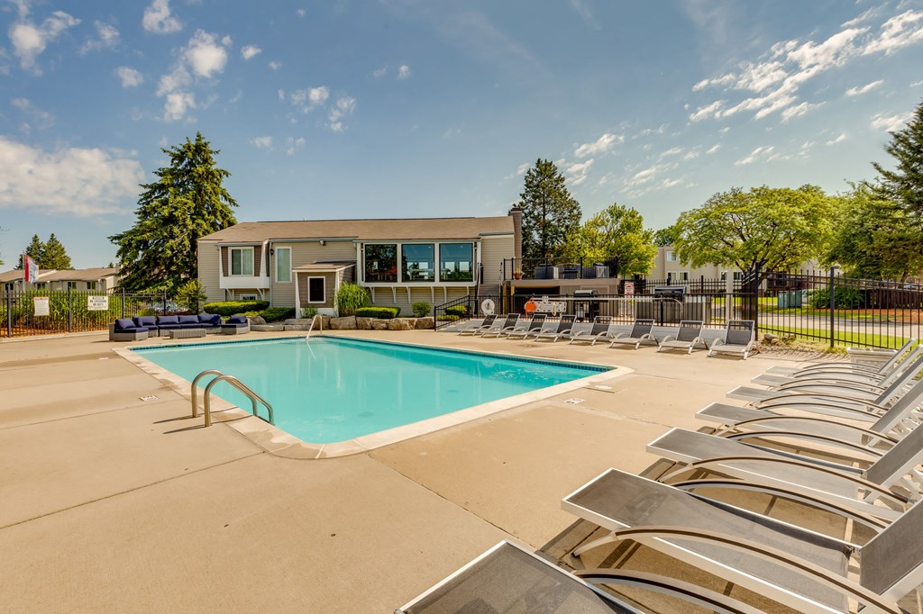 East Lansing Apartments | Carriage Hill East Apartments and Townhomes