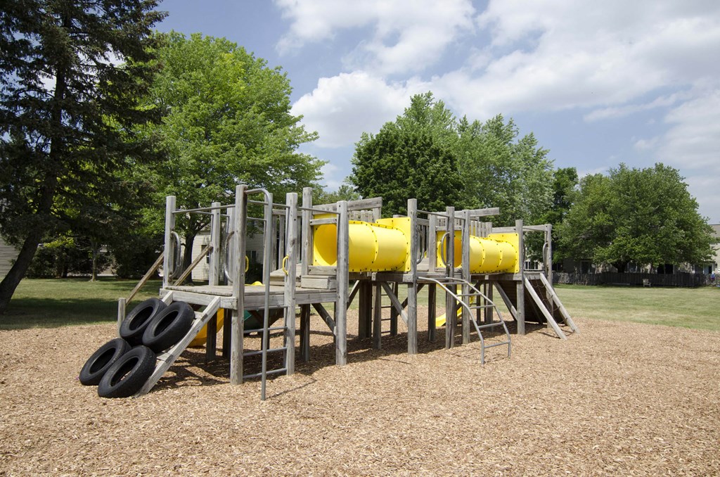 East Lansing Apartments | Carriage Hill East Apartments and Townhomes