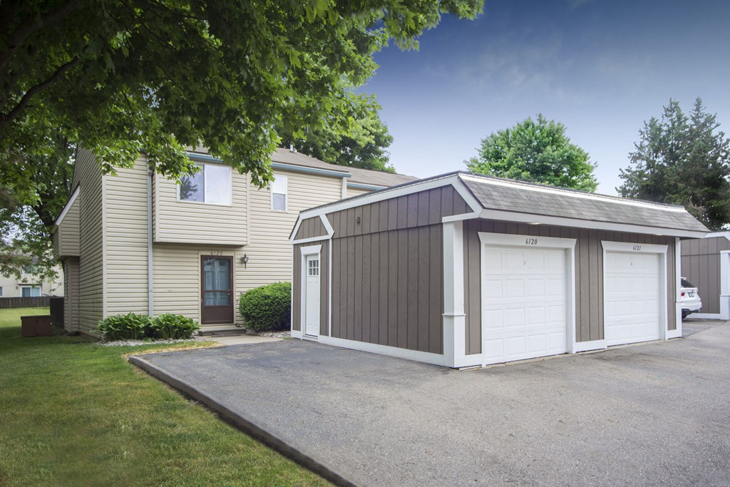 East Lansing Apartments | Carriage Hill East Apartments and Townhomes