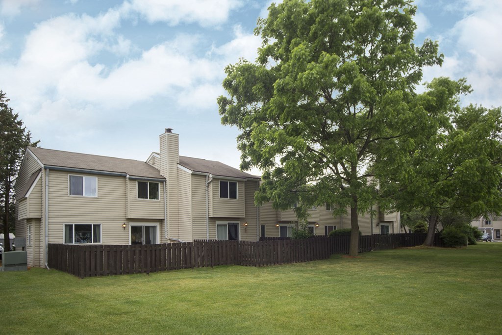 East Lansing Apartments | Carriage Hill East Apartments and Townhomes