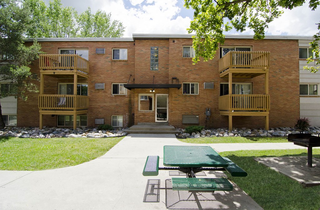 Apartments in East Lansing near Michigan State University | Cedar Street Apartments