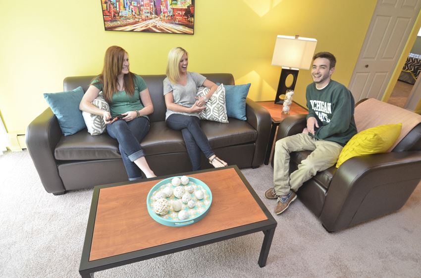 East Lansing Apartments near Michigan State University | Collingwood Apartments - Photo Gallery 1
