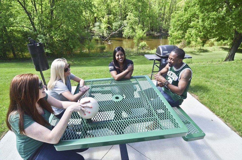 East Lansing Apartments near Michigan State University | Collingwood Apartments