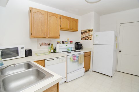 Spacious Kitchen in East Lansing Apartments near Michigan State University | DTN Houses