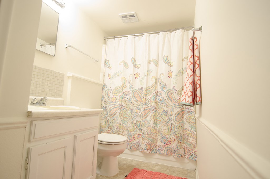 Spacious Bathrooms in East Lansing Apartments near Michigan State University | Eastpoint Townlets