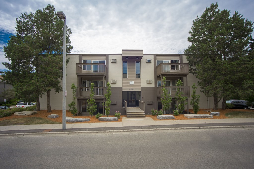 East Lansing Apartments near Michigan State University | Eden Roc Apartments