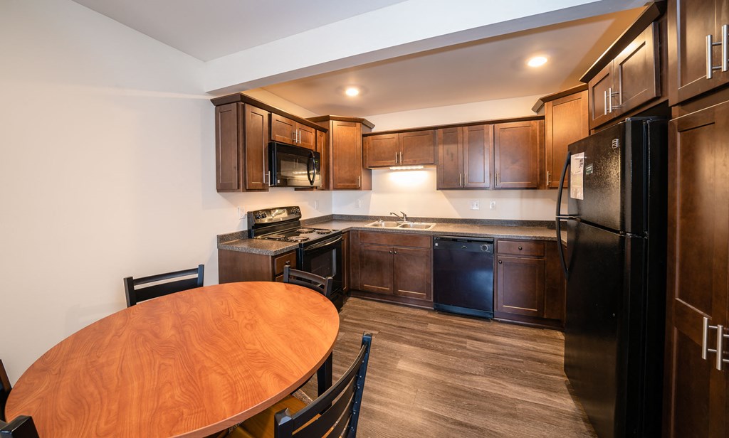 Spacious Kitchen in East Lansing Apartments near Michigan State University | Eden Roc