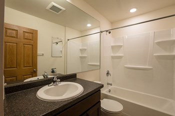 East Lansing Apartments near Michigan State University | Eden Roc Apartments - Photo Gallery 7