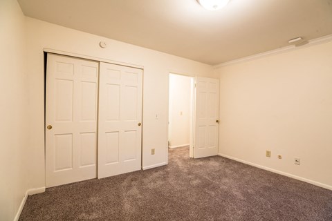 Spacious Living room in East Lansing Apartments near Michigan State University | Oakridge