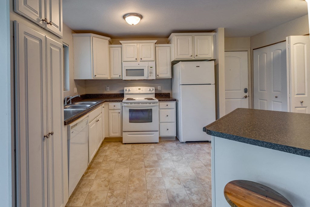 Spacious Kitchen in East Lansing Apartments near Michigan State University | Old Canton