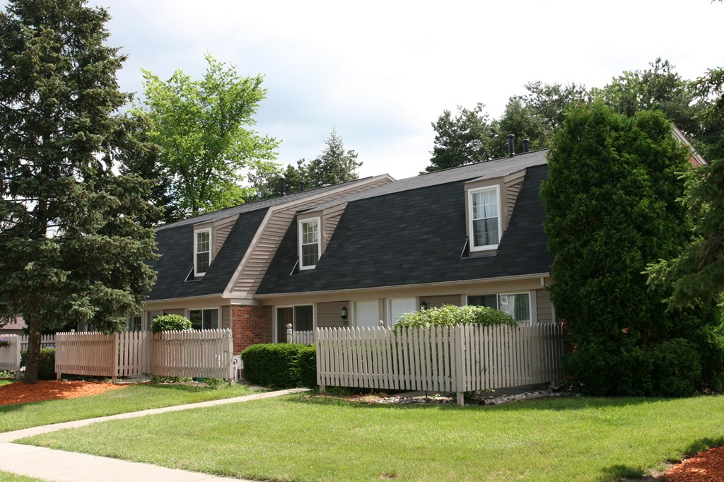 Townhomes in East Lansing | Olde Farm Apartments