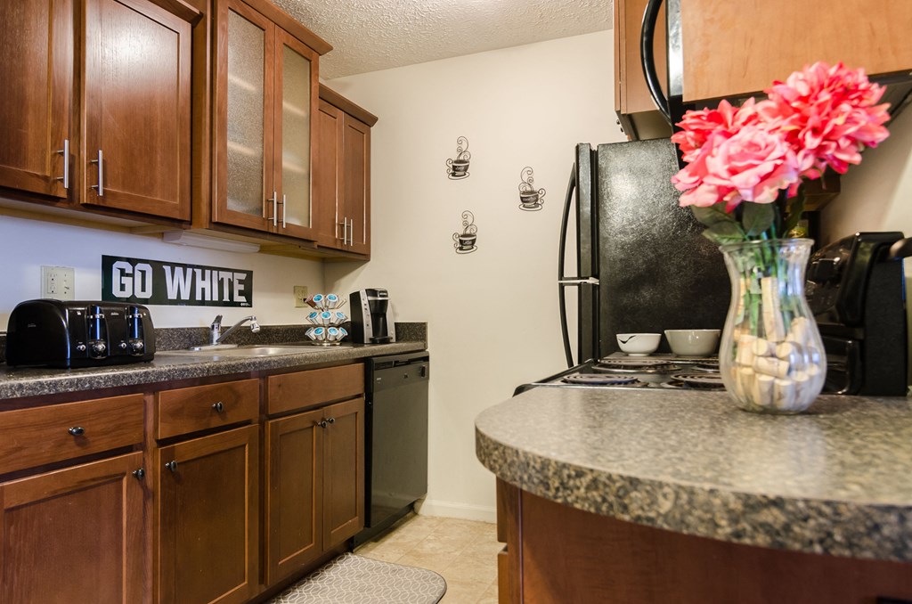 Spacious Kitchen in East Lansing Apartments near Michigan State University | Stoneridge