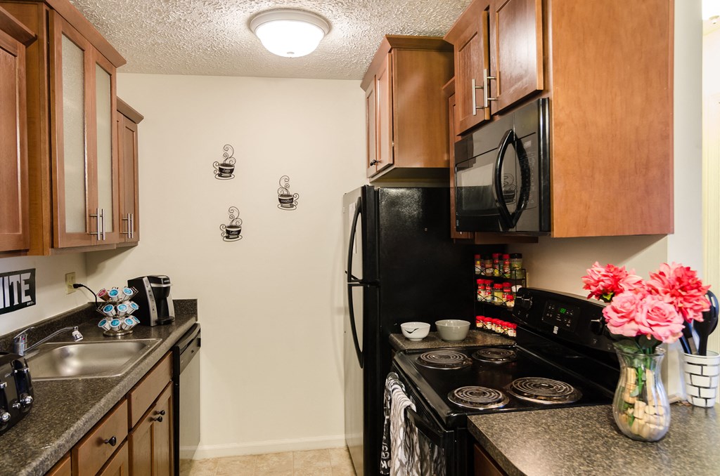 Spacious Kitchen in East Lansing Apartments near Michigan State University | Stoneridge