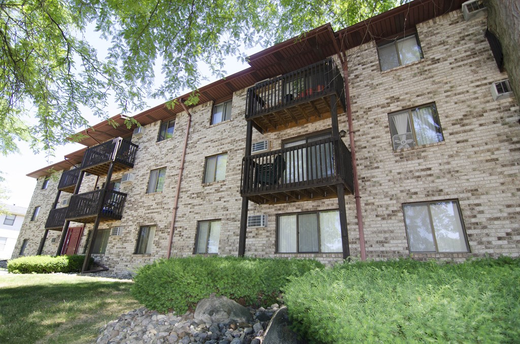 Exterior Stoneridge Apartments in East Lansing Michigan