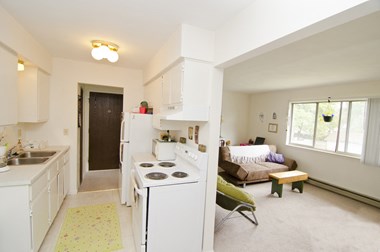 1031 W. Lake Lansing Road 1-2 Beds Apartment for Rent - Photo Gallery 1
