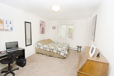 139 Woodmere Ave. 1-2 Beds House for Rent - Photo Gallery 1