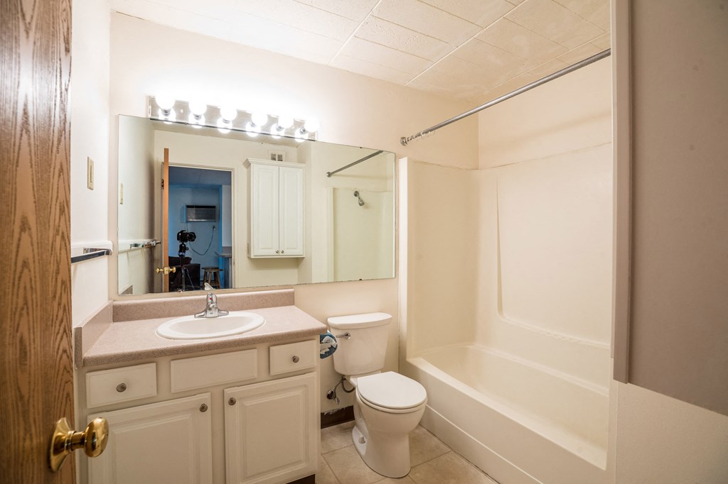 Spacious Bathroom in East Lansing Apartments near Michigan State University | Woodmere