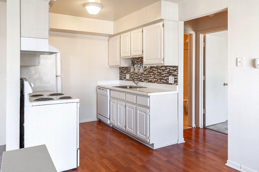Fully Equipped kitchen Fully Equipped kitchen at French Quarter - Southfield, MI, Southfield, 48034