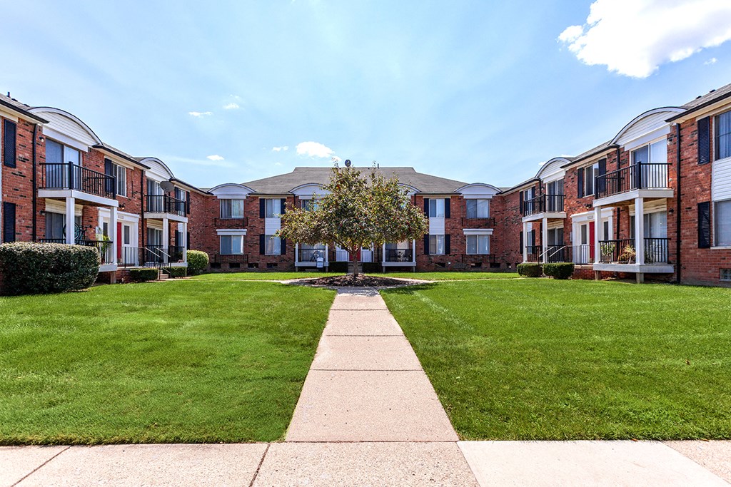 Beautifully Landscaped Grounds  at French Quarter - Southfield, MI, Southfield, 48034