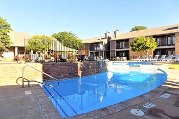 swimming pool at Country Club Villas