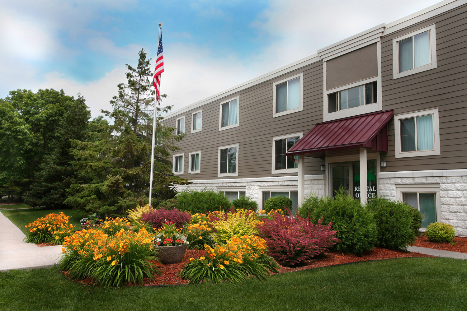 Minnehaha Manor Apartments in Oakdale, MN