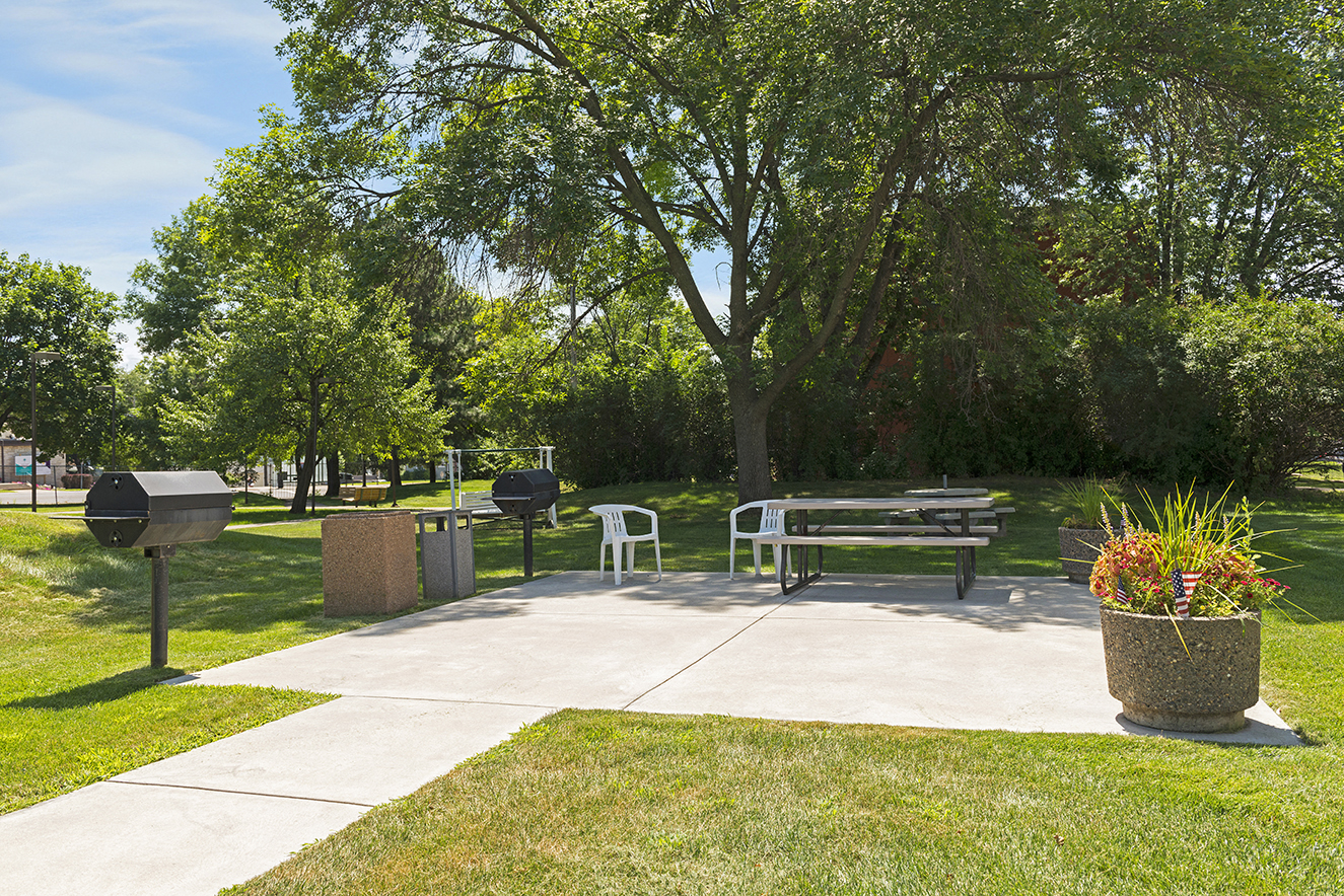 Winslow Commons Apartments in St. Paul, MN BBQ Picnic Area