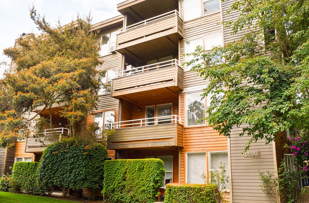 A large apartment building with a balcony on the second floor.