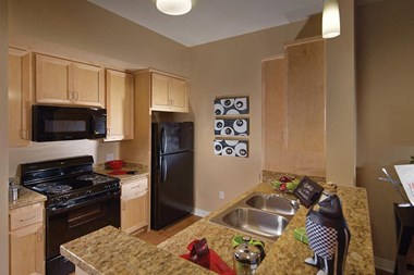 10747 Magnolia Blvd 1-2 Beds Apartment for Rent - Photo Gallery 1