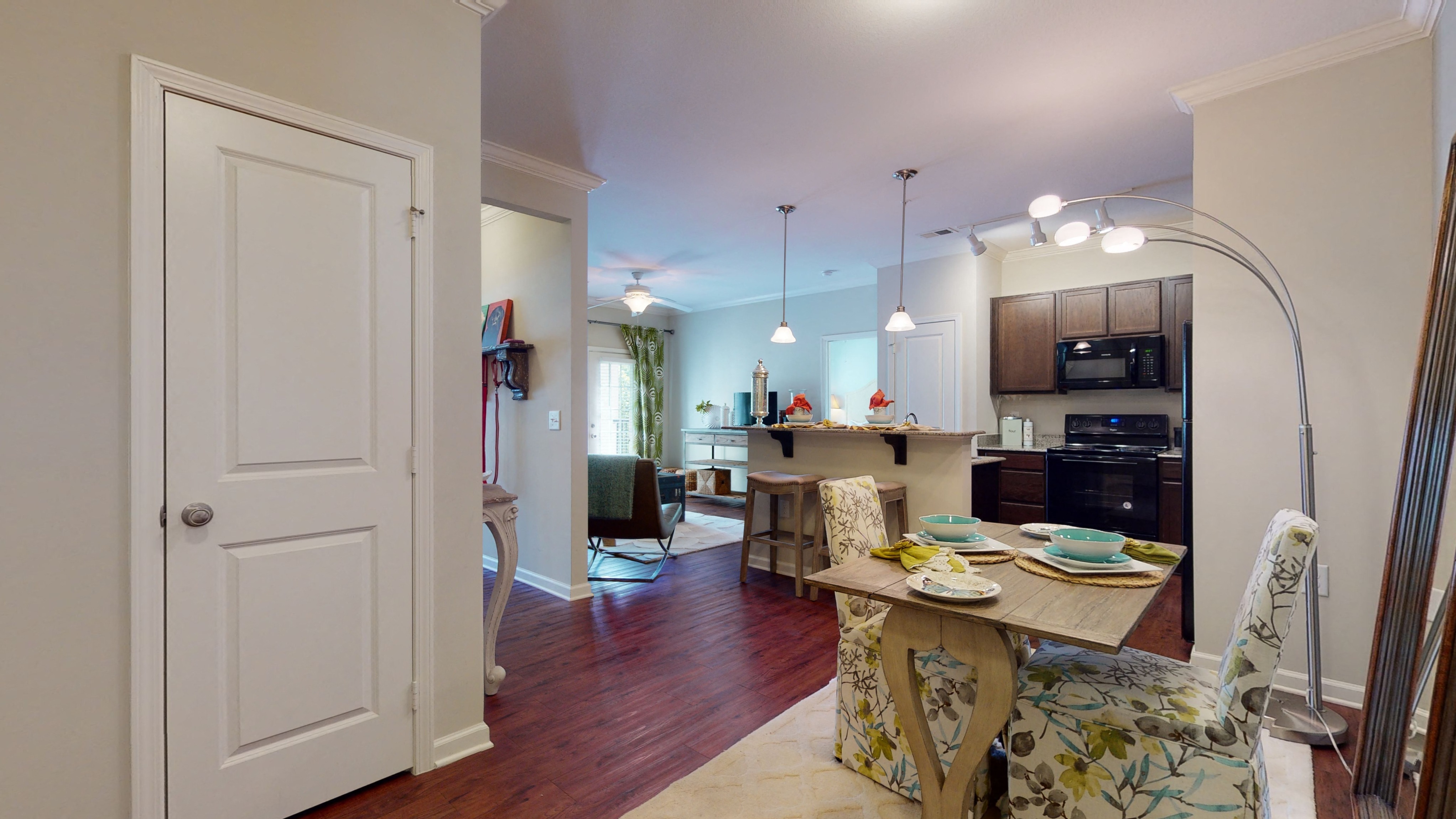 Well Equipped Kitchen at The Heritage at Arlington Apartment Homes, Greenville