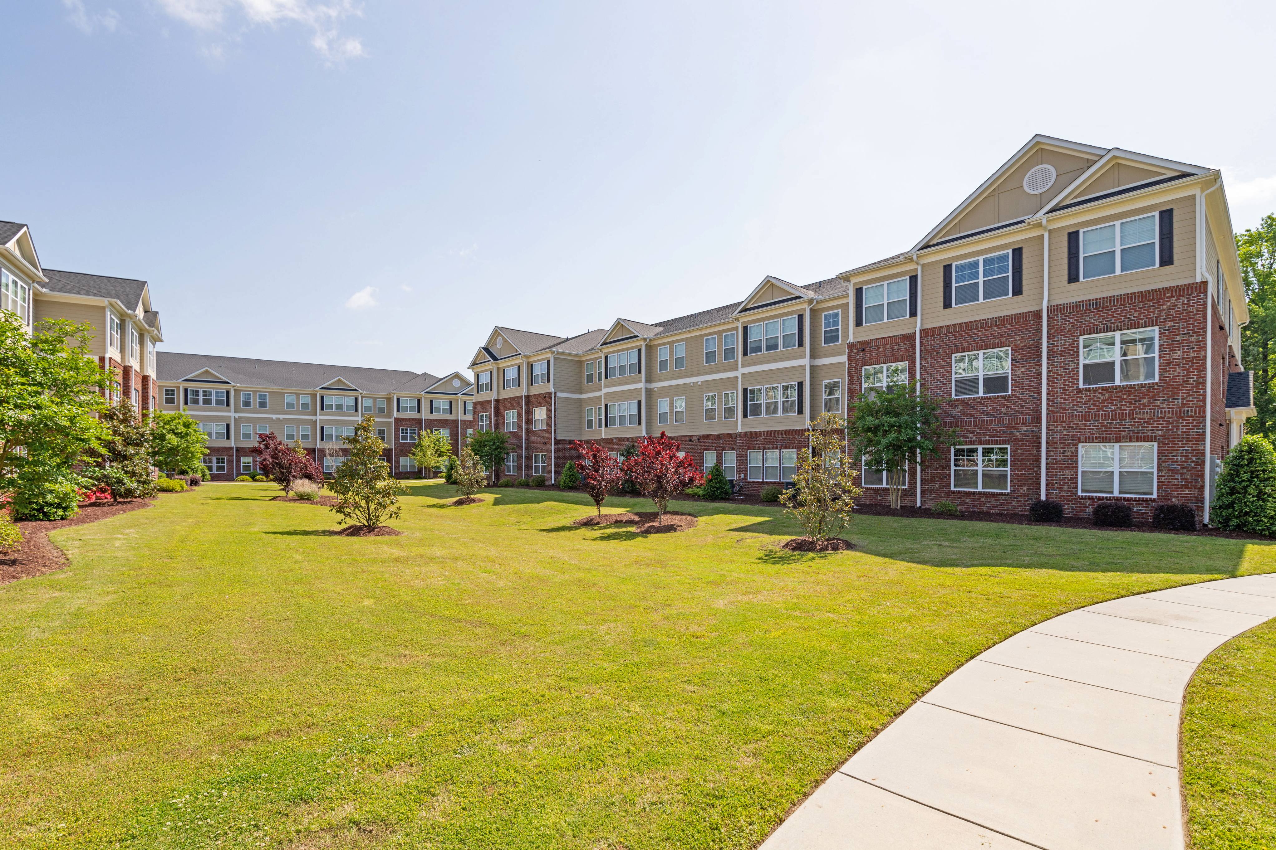 Community Courtyard with Picnic Tables and Grills at The Heritage at Arlington Apartment Homes, Greenville, North Carolina