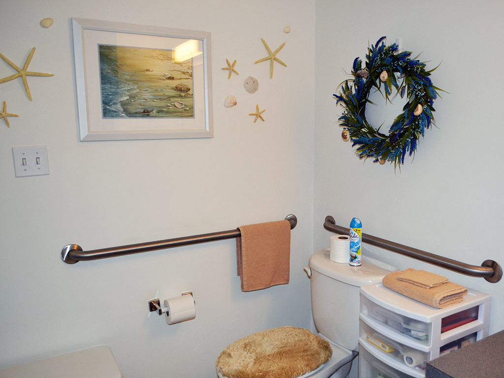 the bathroom has a christmas wreath on the wall