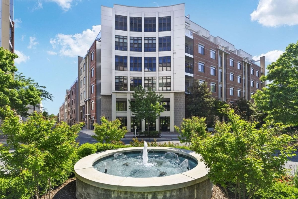 Simple Apartments Near Pentagon City Metro Station for Large Space