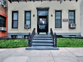 206 East 70th Street Studio Apartment for Rent - Photo Gallery 2
