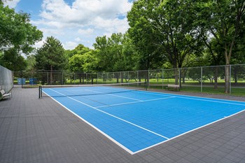 Blue outdoor tennis court - Photo Gallery 19