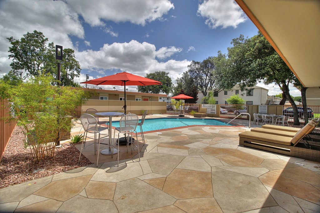 Poolside Dining Tables at 720 North Apartments, California