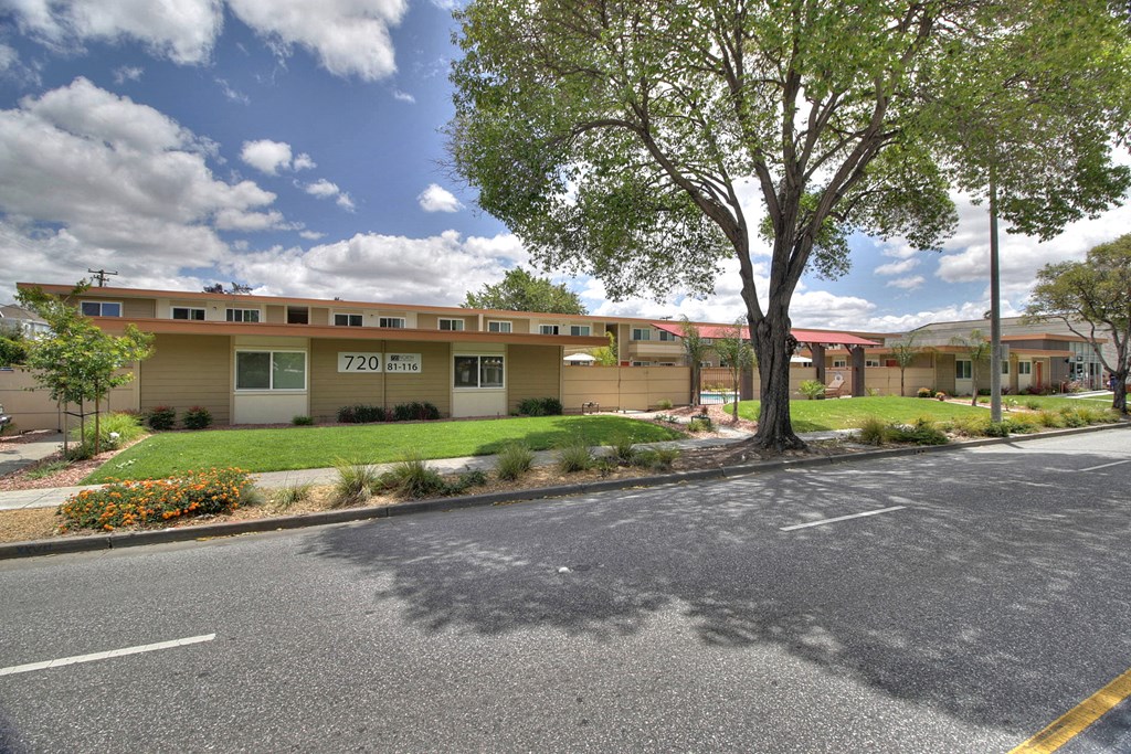 Courtyard With Green Space at 720 North Apartments, California, 94085