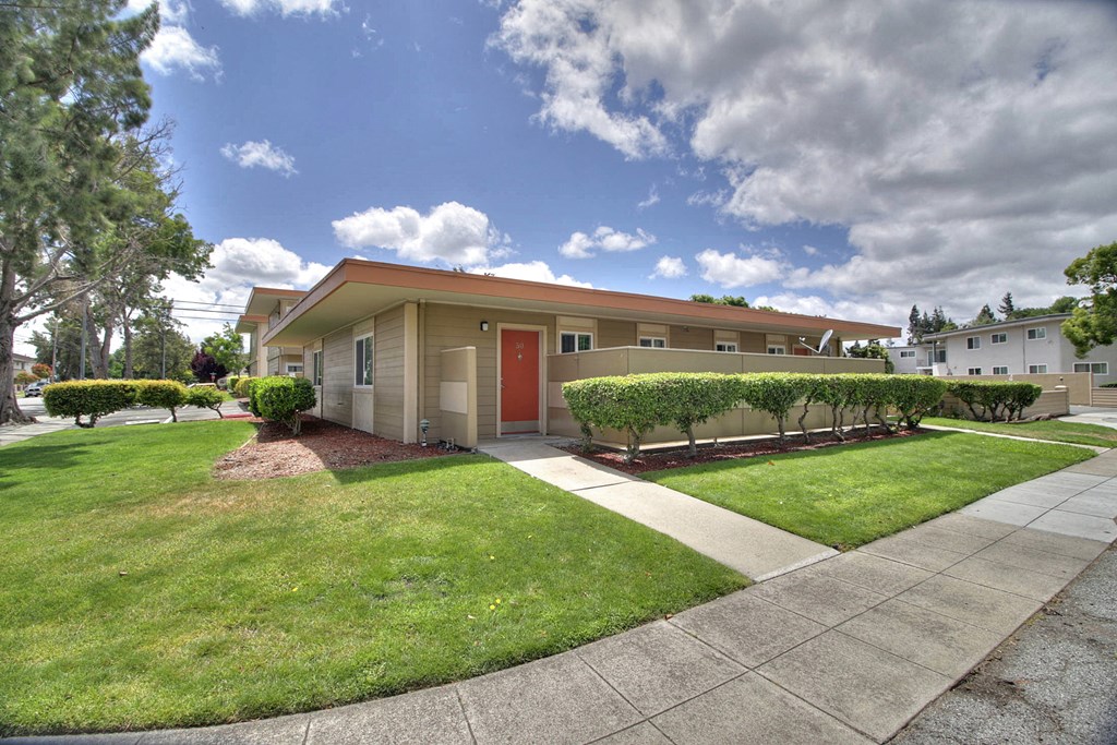 Green Spaces With Mature Trees at 720 North Apartments, Sunnyvale
