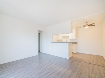 living area - Photo Gallery 6