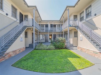 front lawn - Photo Gallery 6