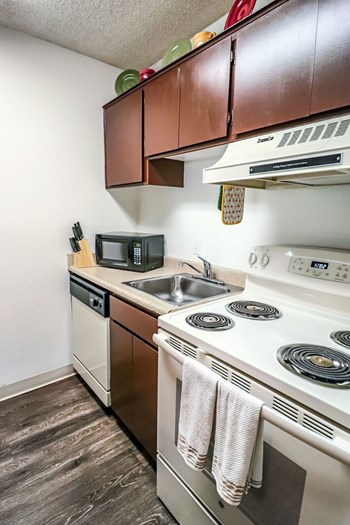 Kitchen, Refrigerator, Stove, Dishwasher, Sink - Photo Gallery 3